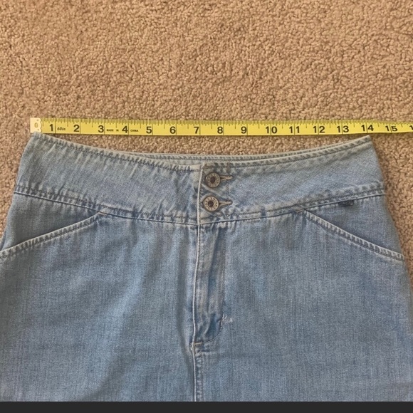 Vintage Guess light wash denim mini skirt size 28 - Picture 2 of 5